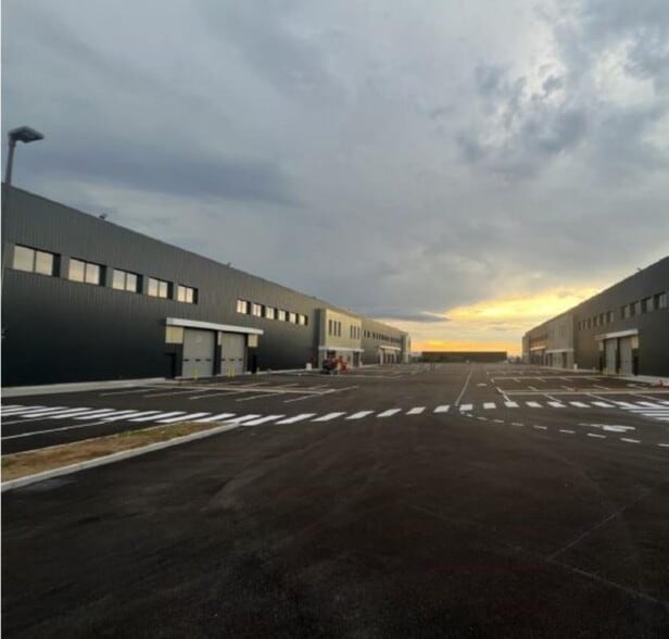 Light Industrial in Saint-Bonnet-de-Mure to rent - Building Photo - Image 2 of 28