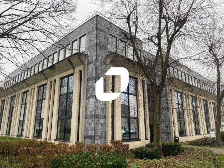 Office in Gennevilliers to rent - Building Photo - Image 2 of 10