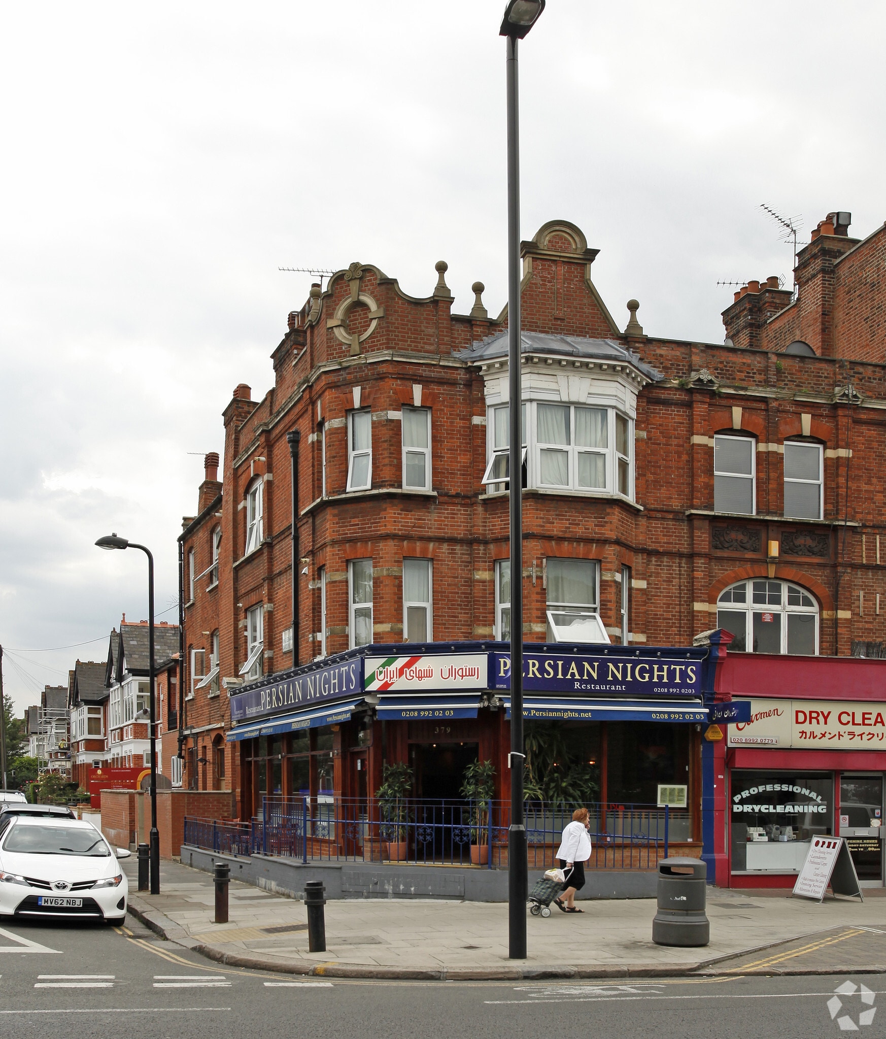 379 Uxbridge Rd, London to rent Primary Photo- Image 1 of 3