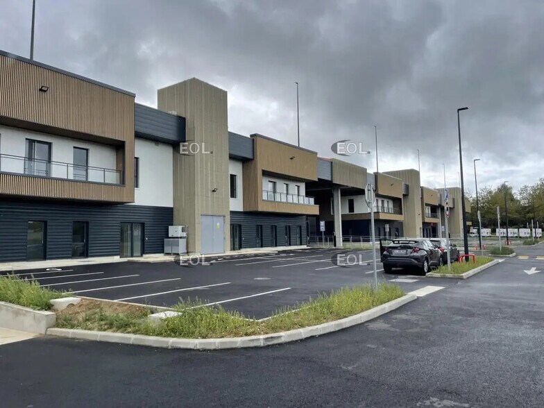 Light Industrial in Élancourt to rent - Building Photo - Image 2 of 24