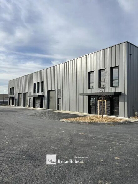 239 rue Michel Girer, 01390 Mionnay, Mionnay to rent - Building Photo - Image 2 of 6