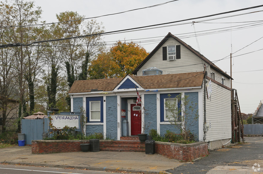 94 N Clinton Ave, Bay Shore, NY for sale - Primary Photo - Image 1 of 1