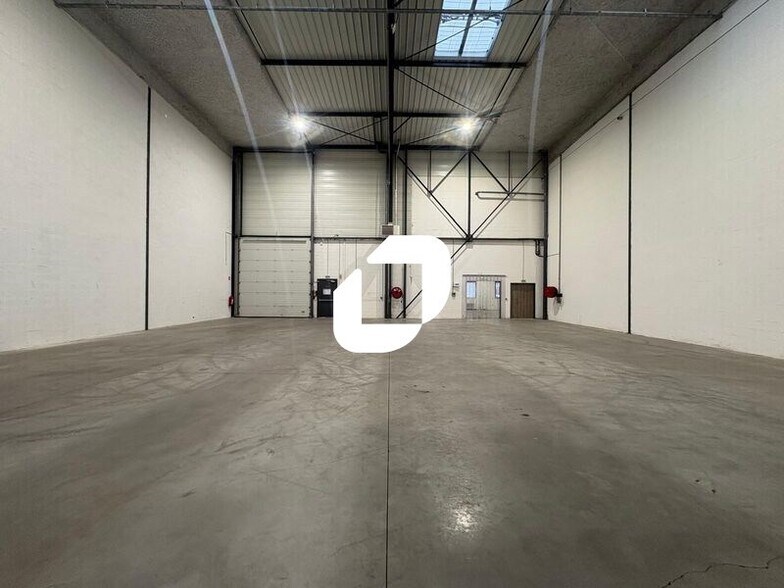 Office in Villeneuve-la-Garenne to rent - Interior Photo - Image 1 of 7
