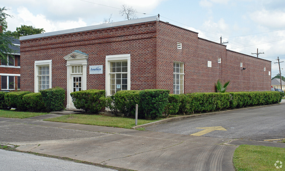 1890 Broadway, Beaumont, TX for rent - Primary Photo - Image 2 of 6