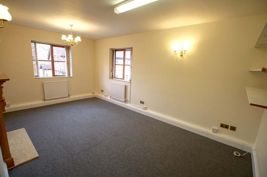 Old Horsham Rd, Dorking for rent - Building Photo - Image 3 of 3