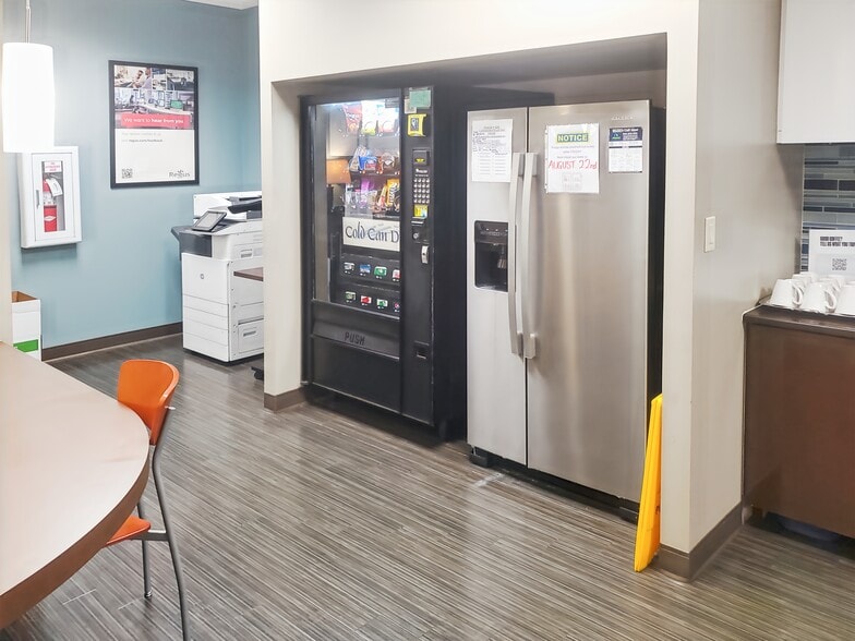 8875 Hidden River Pkwy, Tampa, FL to rent - Interior Photo - Image 2 of 14