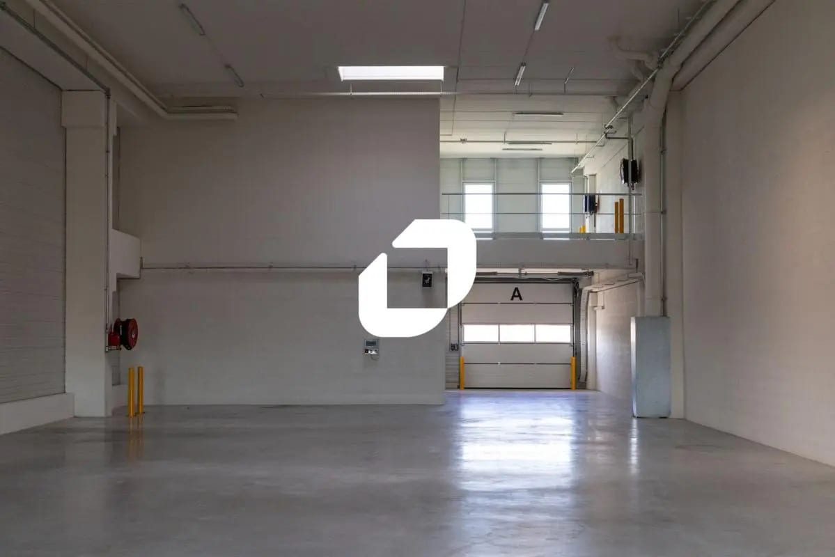 Light Industrial in Bondy to rent Interior Photo- Image 1 of 18