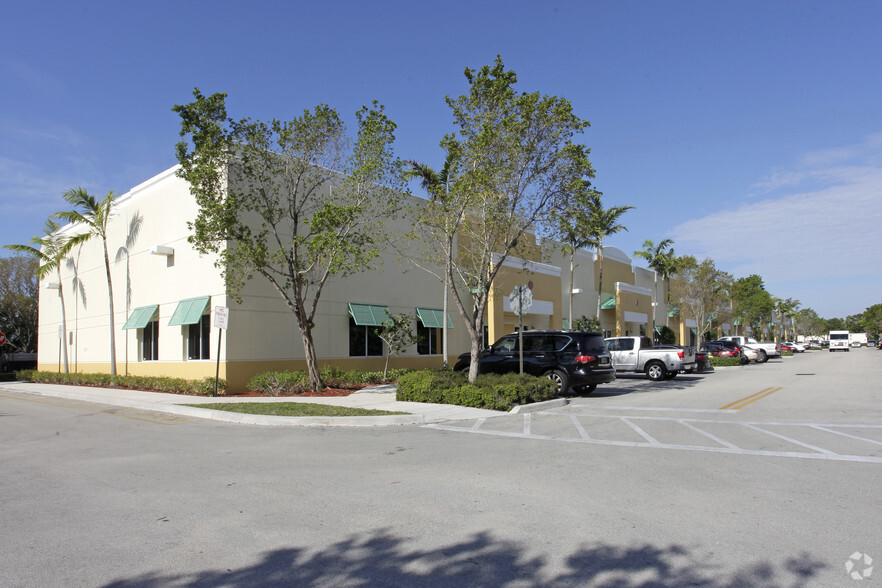 1747-1781 Banks Rd, Margate, FL for rent - Primary Photo - Image 1 of 6