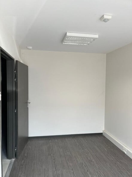 10 Rue Issac Newton, Plaisance-du-Touch to rent - Building Photo - Image 3 of 14