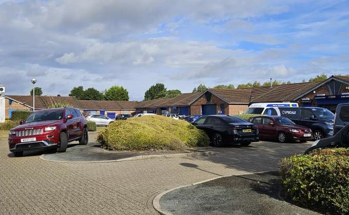 Kid Glove Rd, Warrington to rent - Primary Photo - Image 2 of 3