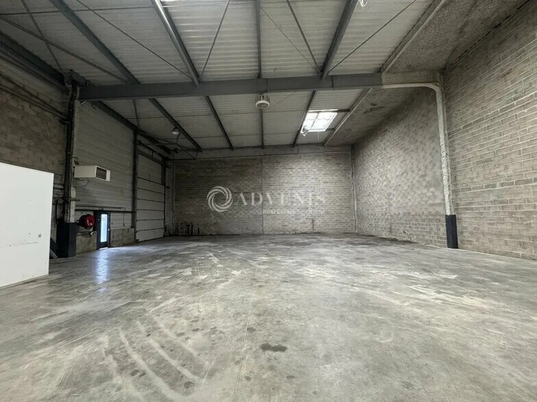 Light Industrial in Goussainville to rent - Building Photo - Image 3 of 11