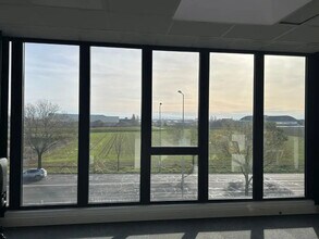 Office in Bron to rent Interior Photo- Image 1 of 4