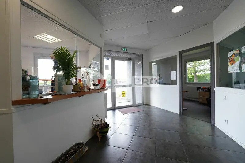 132 Avenue De L'Industrie, Rillieux-la-Pape to rent - Lobby - Image 2 of 12