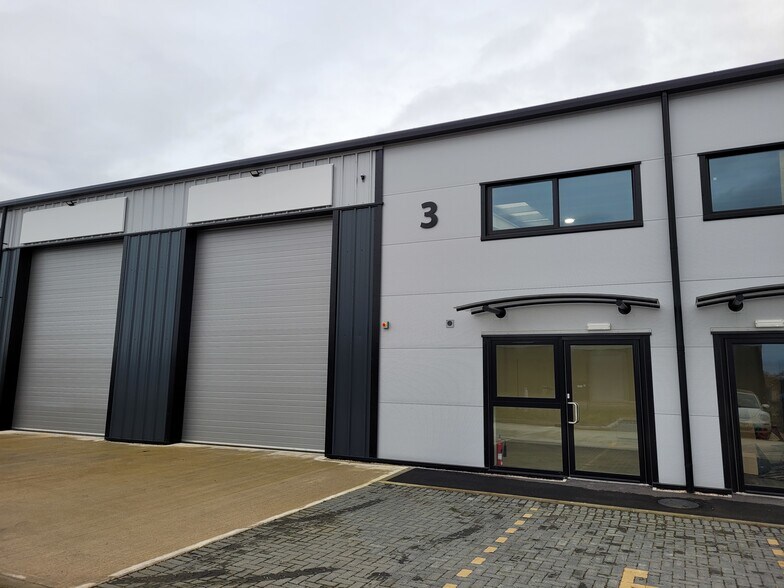 1-5 Axus Close, Biggleswade for sale - Building Photo - Image 1 of 1