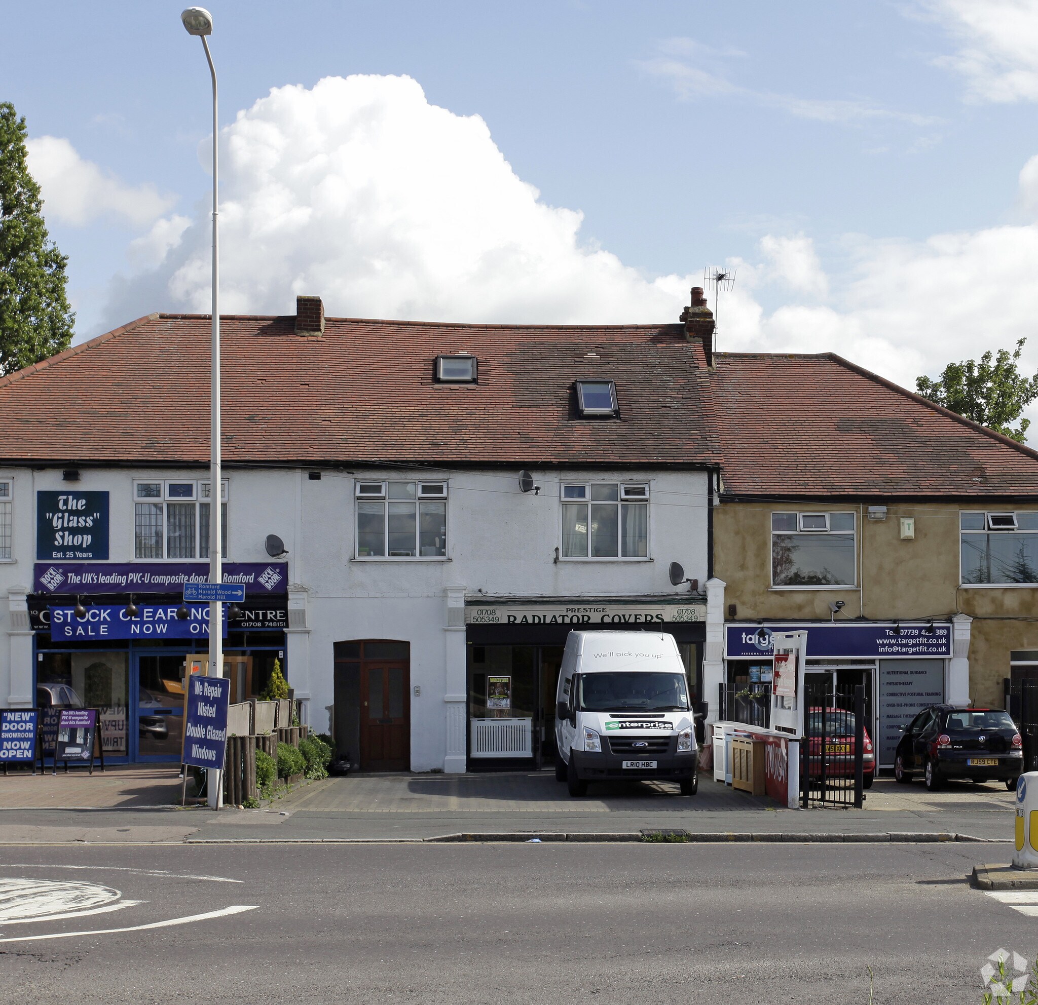 8 Hog Hill Rd, Romford to rent Primary Photo- Image 1 of 8