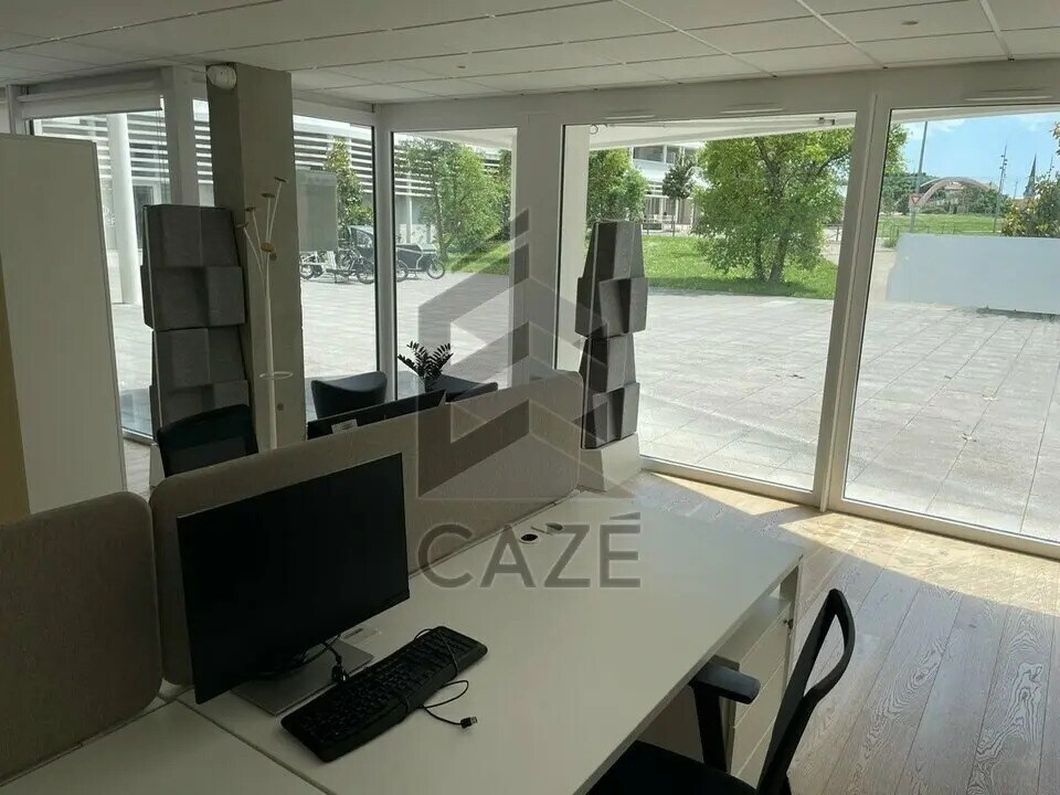 Office in La Rochelle to rent Interior Photo- Image 1 of 7