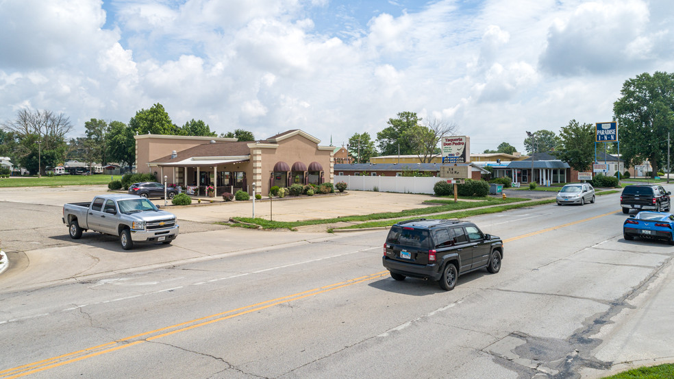 1002 W Fayette Ave, Effingham, IL for sale - Building Photo - Image 1 of 1