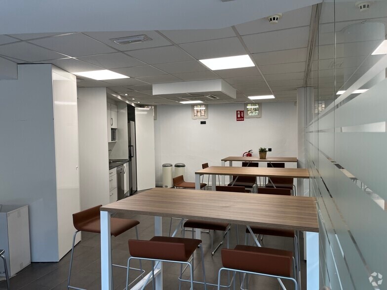 Calle Cáceres, 2, Pozuelo de Alarcón, Madrid to rent - Building Photo - Image 3 of 7