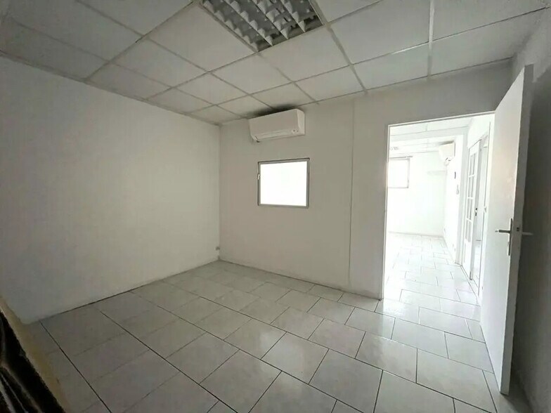 Office in Le Cannet to rent - Interior Photo - Image 3 of 4