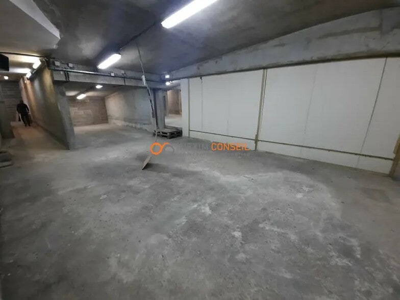 Light Industrial in Courbevoie to rent - Interior Photo - Image 2 of 6