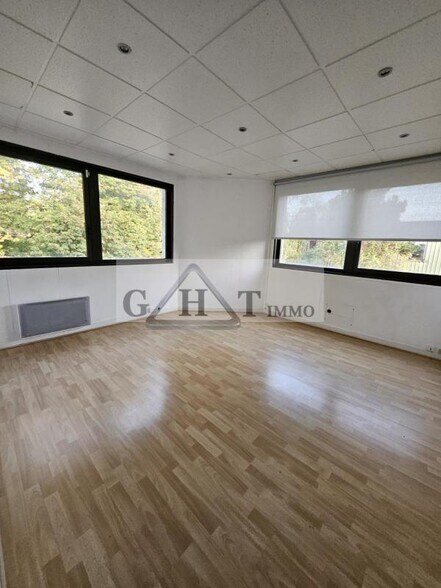 Office in Verrières-le-Buisson to rent - Interior Photo - Image 2 of 4