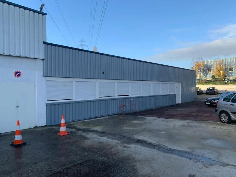 Light Industrial in Osny for sale - Building Photo - Image 3 of 8