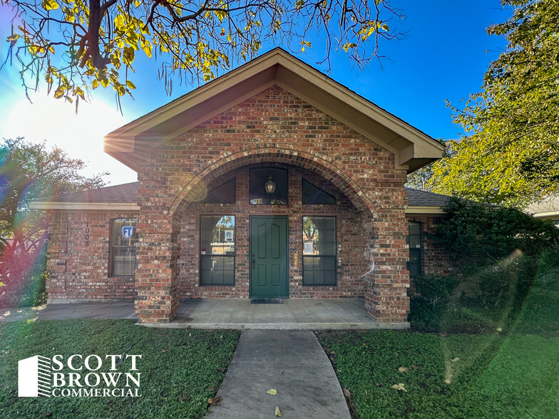 1005 N Elm St, Denton, TX for rent - Building Photo - Image 1 of 20