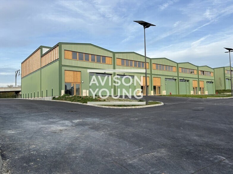 Industrial in Stains to rent - Building Photo - Image 3 of 4