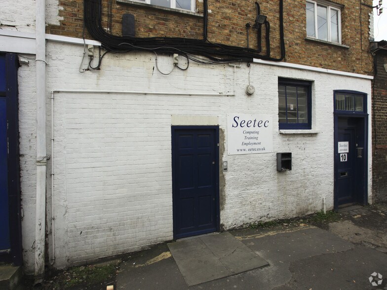 8-9 Hatherley Mews, London to rent - Building Photo - Image 2 of 4