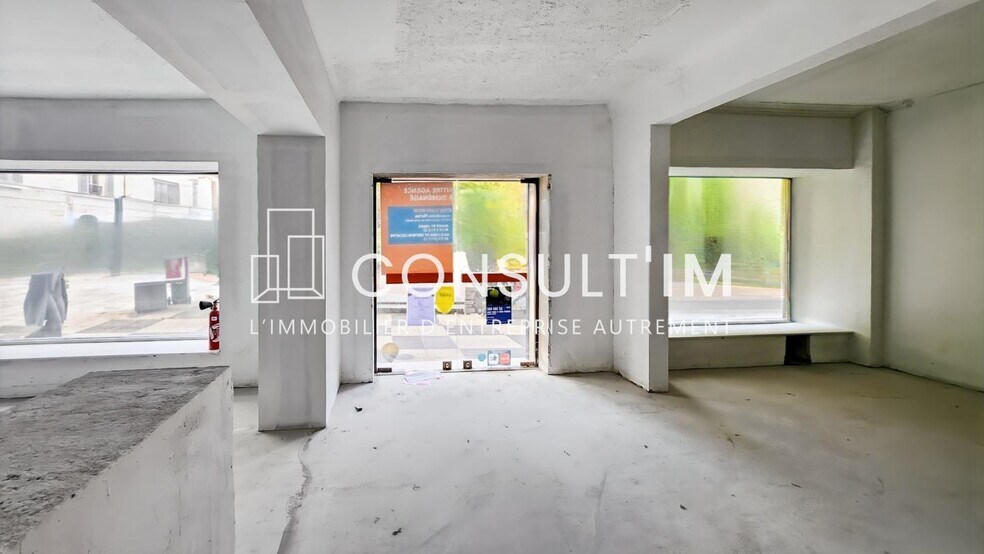 Retail in Sceaux to rent - Interior Photo - Image 2 of 7