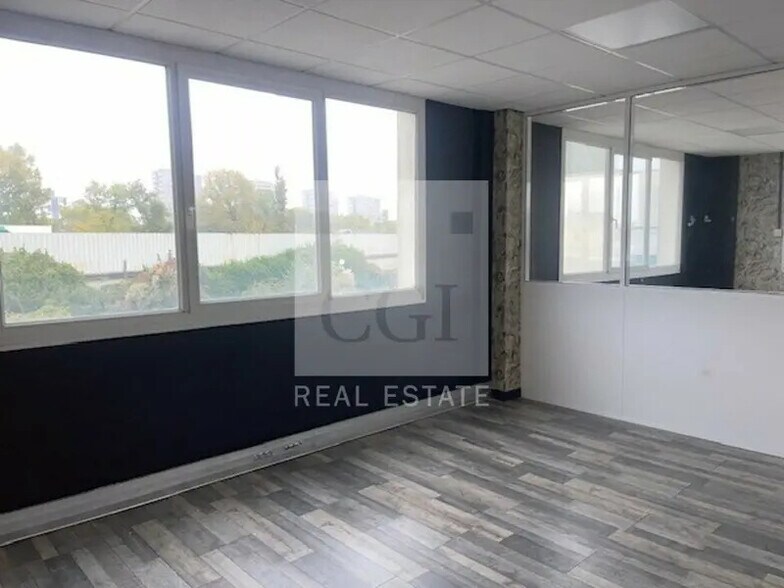 Light Industrial in Villeurbanne to rent - Interior Photo - Image 2 of 12