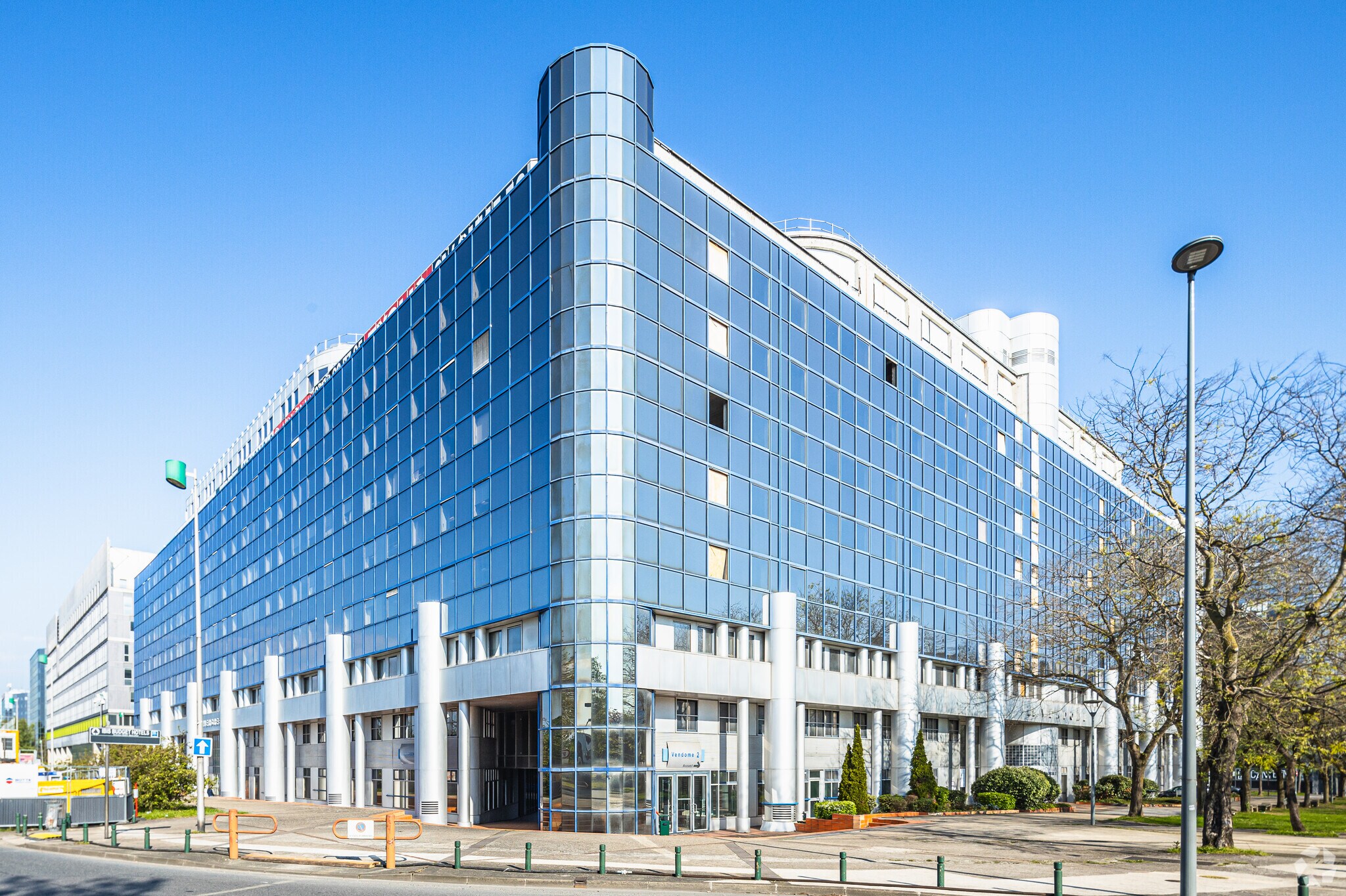 Office in Noisy-le-Grand to rent Building Photo- Image 1 of 5