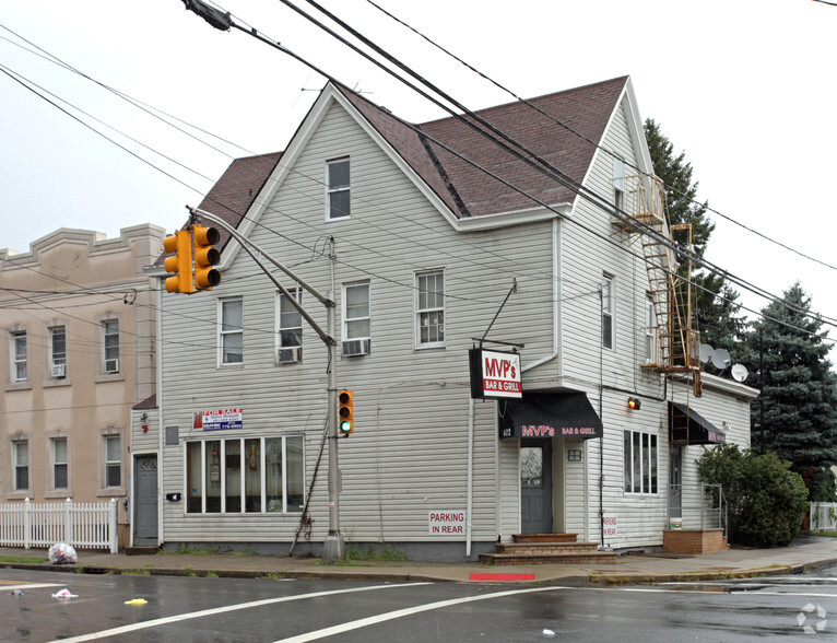 402 River Dr, Garfield, NJ for sale - Primary Photo - Image 1 of 1