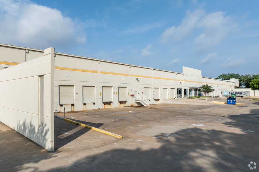 10641 S Sam Houston Pky W, Houston, TX for rent - Building Photo - Image 3 of 5