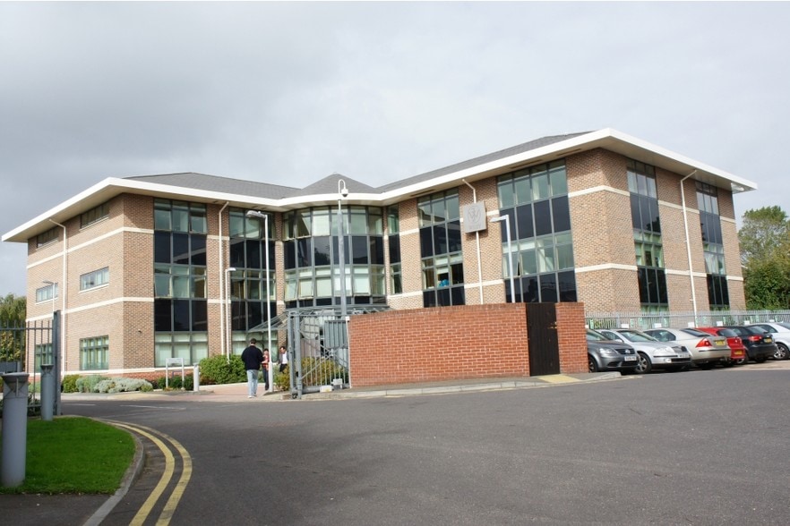 Terminus Rd, Chichester to rent - Building Photo - Image 2 of 2