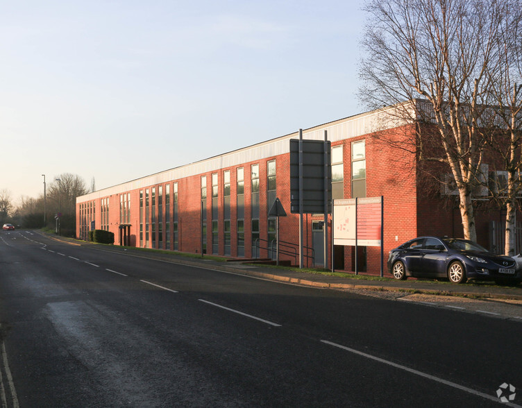 Old Brighton Rd, Lowfield Heath for rent - Building Photo - Image 3 of 6