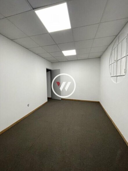 Light Industrial in Marseille to rent - Interior Photo - Image 3 of 5
