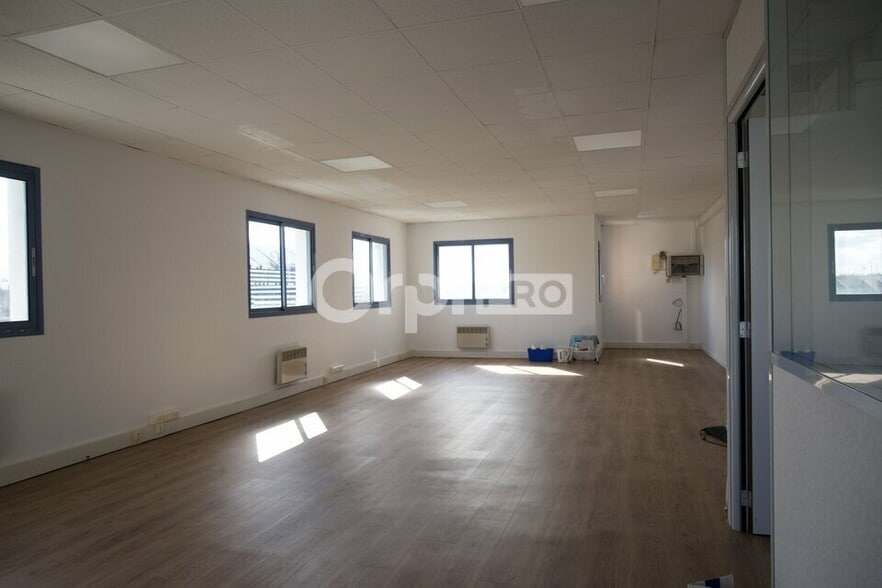 Office in Chassieu to rent - Interior Photo - Image 2 of 10