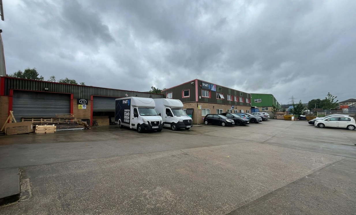 Birds Royd Rd, Brighouse to rent Building Photo- Image 1 of 3
