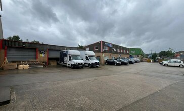 Birds Royd Rd, Brighouse to rent Building Photo- Image 1 of 3