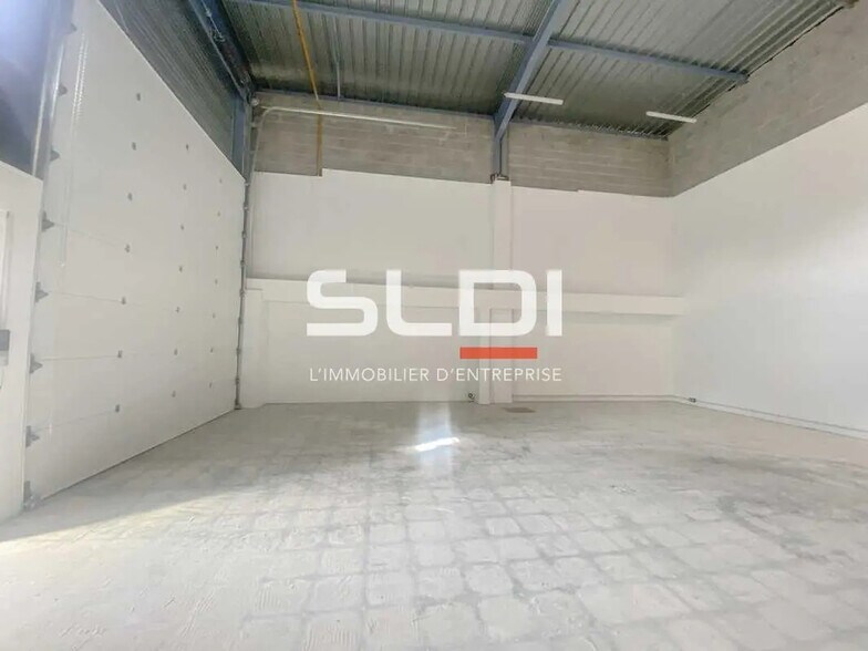 Light Industrial in Genas to rent - Interior Photo - Image 2 of 9