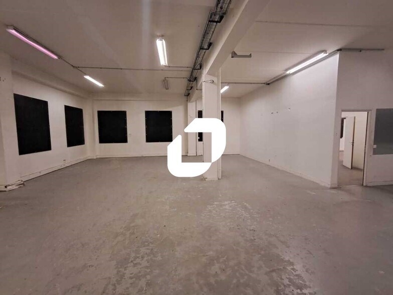 Office in Clichy to rent - Building Photo - Image 3 of 7
