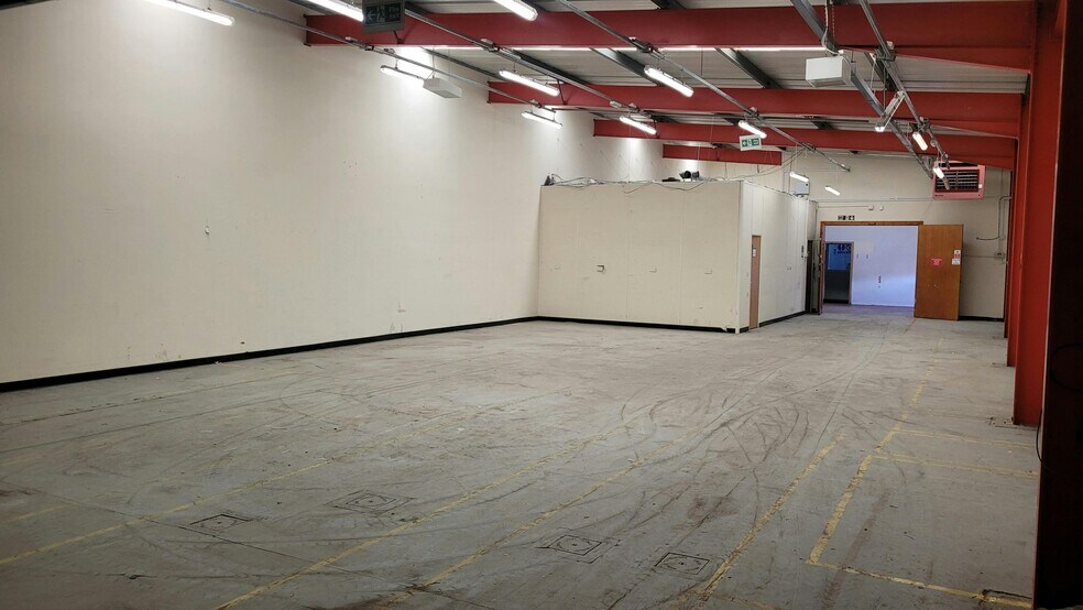 129-131 Deerdykes Vw, Cumbernauld to rent - Building Photo - Image 3 of 4
