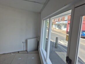 Avenue Rd, Freshwater to rent Interior Photo- Image 1 of 3