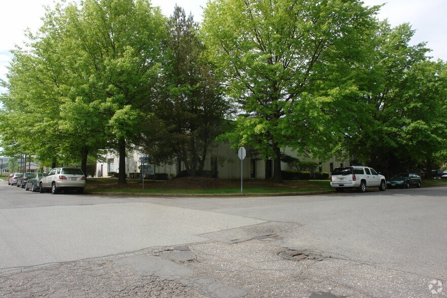 17 Marlen Dr, Hamilton, NJ for sale - Primary Photo - Image 1 of 1