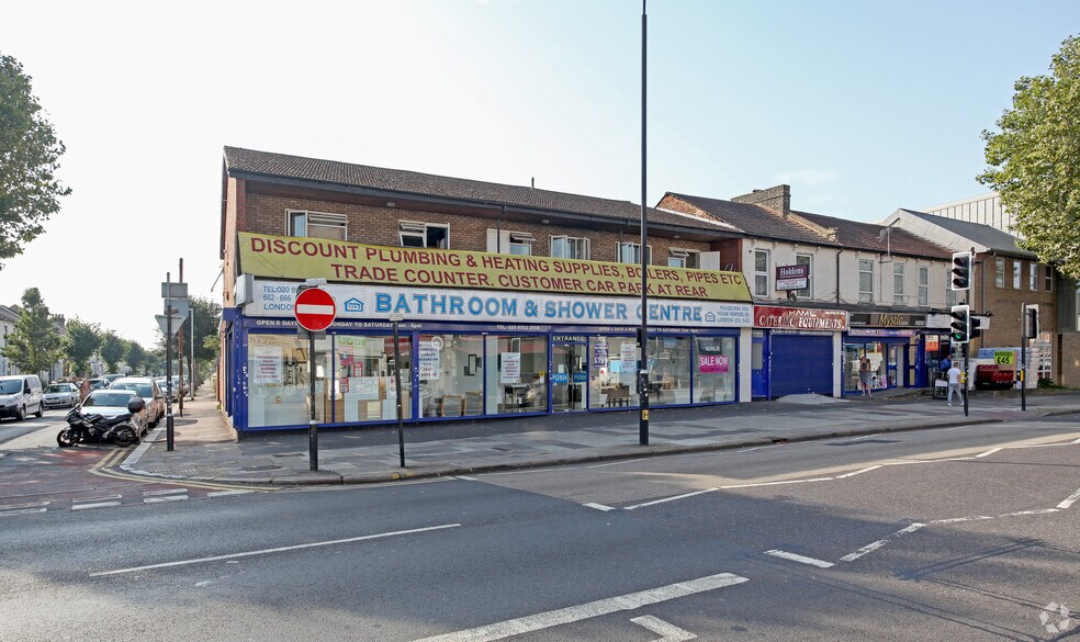 656-666 Romford Road portfolio of 3 properties for sale on LoopNet.co.uk - Primary Photo - Image 3 of 3