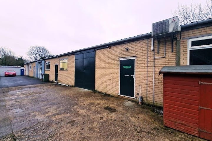 Station Hl, Basingstoke to rent - Building Photo - Image 2 of 2