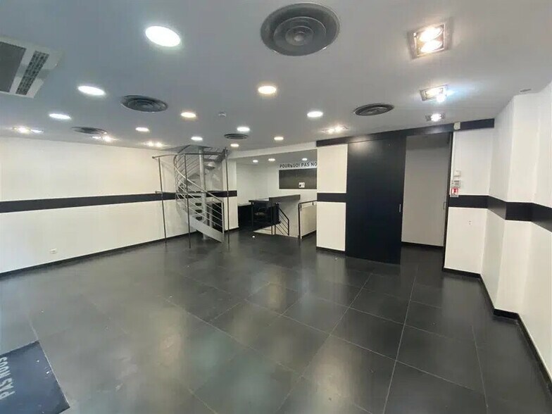 Retail in Paris to rent - Interior Photo - Image 3 of 7