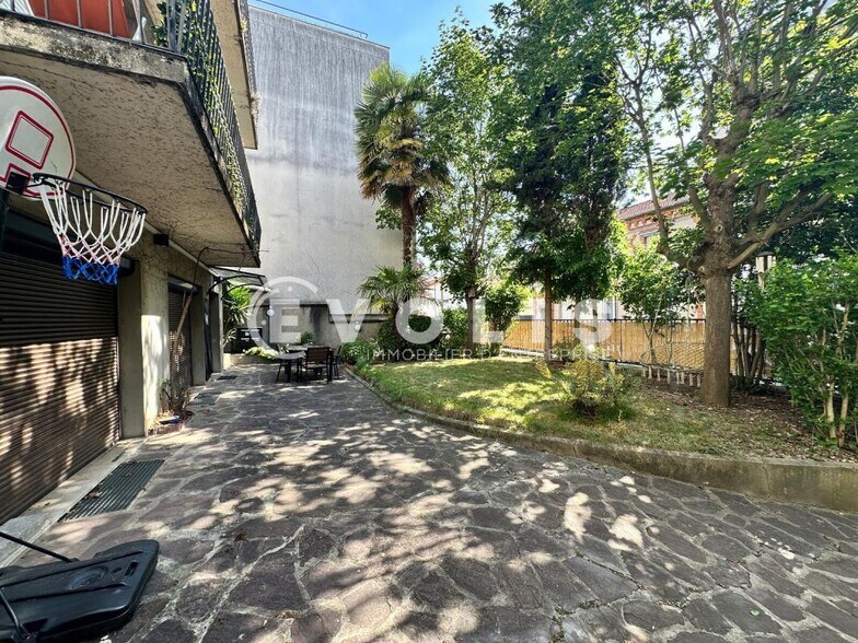 Industrial in Suresnes to rent - Building Photo - Image 3 of 18