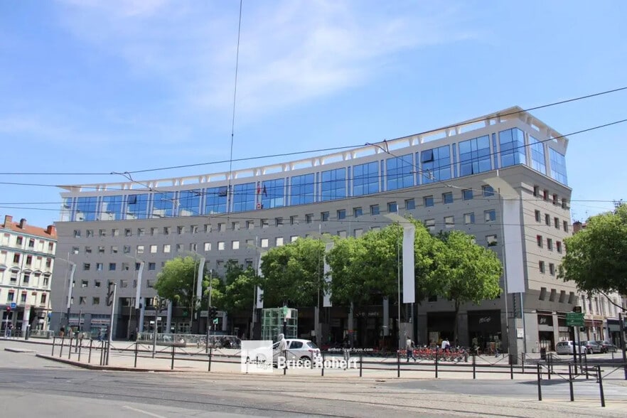 3-6 Place Charles Hernu, Villeurbanne to rent - Building Photo - Image 1 of 5